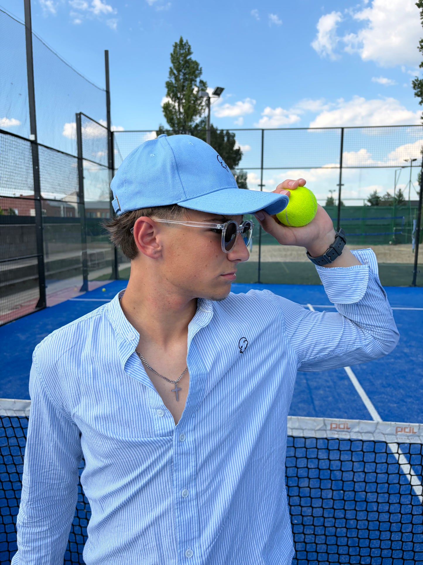 Világoskék sapka